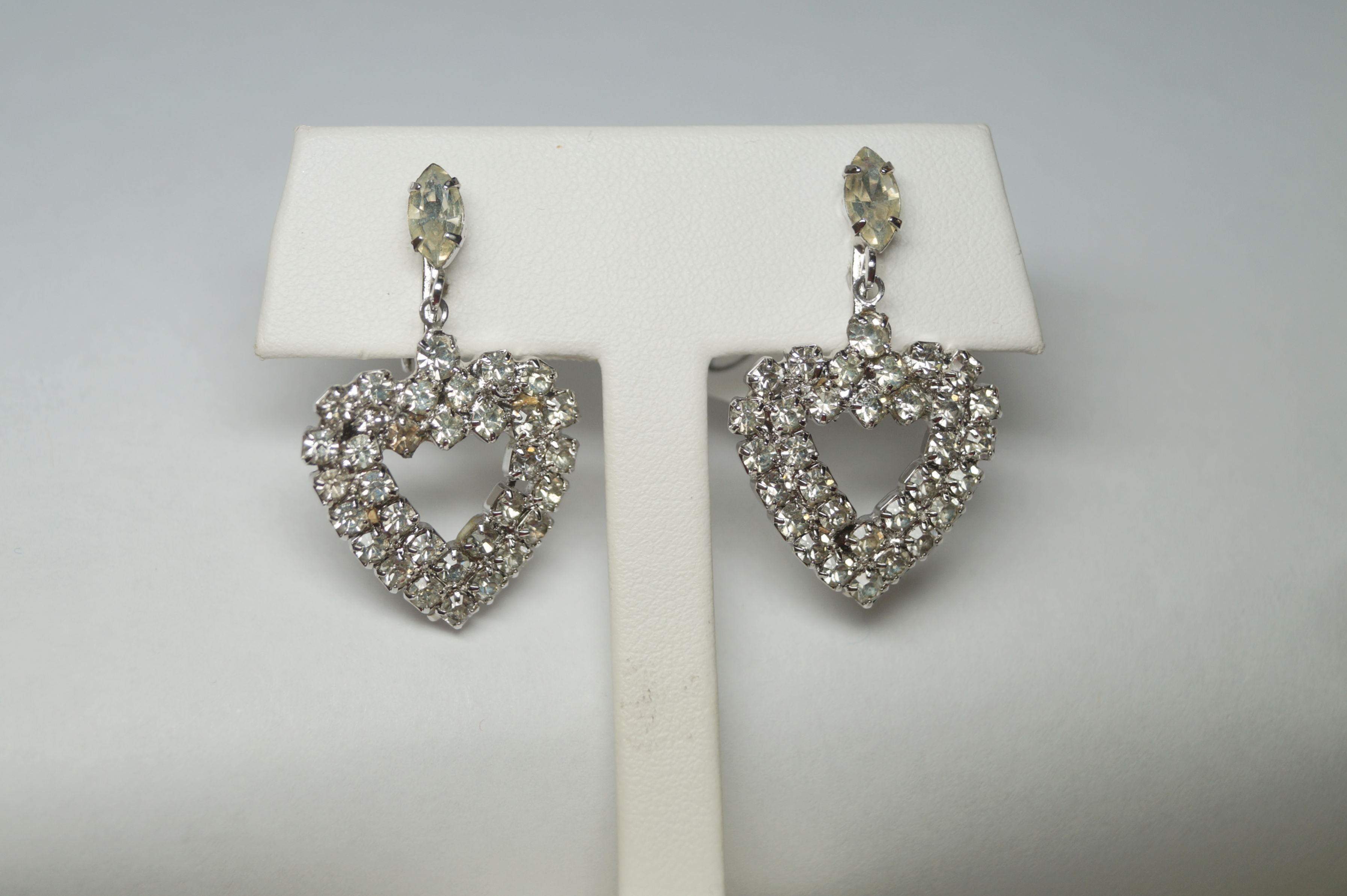 Super Bling Luxury Rhinestone Wholesale Jewelry Bold Fashion Heart Shape Costume Earrings - White